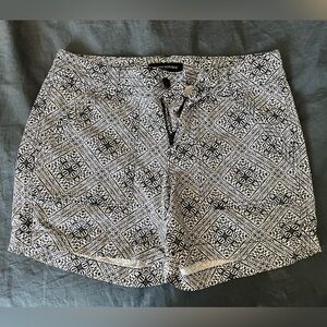 Banana Republic, Black and White Geometric Print Shorts. Size 2